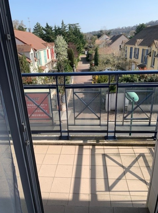 Vue extérieur et balcon ensoleillé dans un appartement en location
