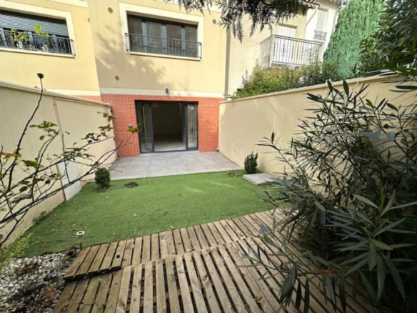 Vue extérieure d'une maison en location à Suresnes